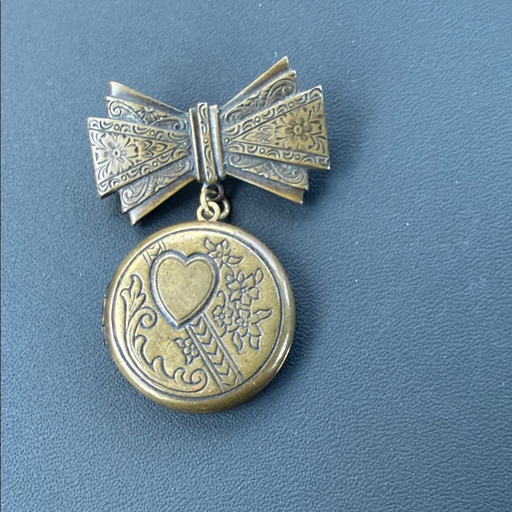 Treasure !!!!Vintage rare 1940 Gold-Tone Bow and Heart Locket broach
